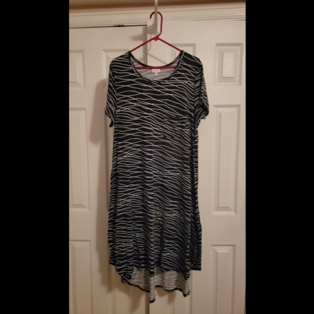 LulaRoe 2XL Carly Dress - Black & White Wavvy